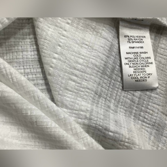 Cool soft white top with pretty silver beading at shoulders. Sz. XL - Picture 4 of 7